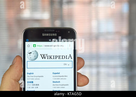 MONTREAL, KANADA - 20. MÄRZ 2016 - Wikipedia mobile Anwendung auf dem Bildschirm von Samsung S5. Wikipedia ist eine Online-Enzyklopädie. Stockfoto