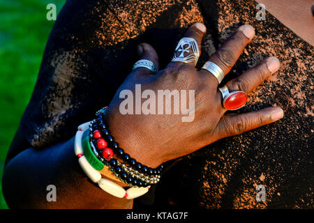 Afrikaner - Frau mit einer Auswahl an bunten Schmuck Stockfoto