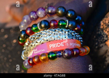 Bunte Armbänder mit Gay Pride Armband getragen von einem Afrikaner Frau Stockfoto