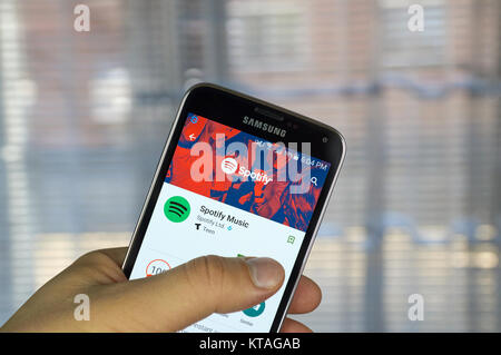 MONTREAL, KANADA - 20. MÄRZ 2016 - Spotify Mobile Anwendung auf dem Bildschirm des Samsung S5. Spotify ist ein Digital Music Service Stockfoto