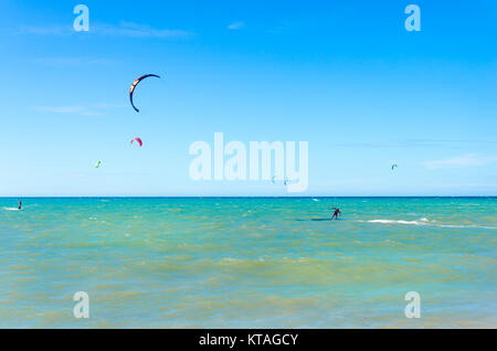 Cumbuco, Brasilien, May 9, 2017: Panoramablick mit vielen Menschen zu tun Kitesurfen am Strand von Cumbuco Stockfoto