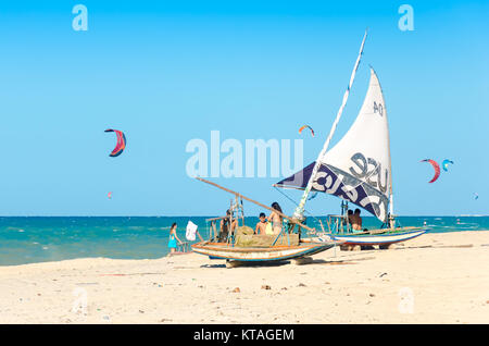 Cumbuco, Brasilien, May 9, 2017: angelegte jangada Boot über den weißen Sandstrand in Brasilien Stockfoto