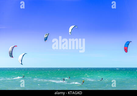 Cumbuco, Brasilien, May 9, 2017: Panoramablick mit vielen Menschen zu tun Kitesurfen am Strand von Cumbuco Stockfoto