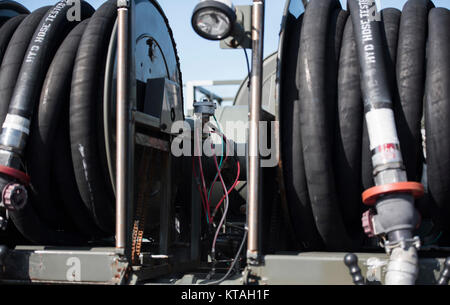 Betankungsschläuche sitzen auf einem R-12 Lkw, Dez. 21, 2017, bei Kadena Air Base, Japan. Die Betankung Instandhaltung shop ist ein abgelegener Fahrzeug Werkstatt des 18 Wing Logistik Bereitschaft Squadron bei Kadena AB, die in der Wartung und Reparatur von tanken Fahrzeuge spezialisiert hat. (U.S. Air Force Stockfoto