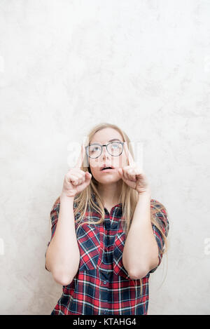 Tiefen Blick auf die attraktive Blondine Kopf Frau Brille trägt die Suche nach innen Stockfoto