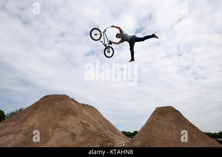 Rückblick auf das Jahr 2017: Juli: BMX'ers spielen Tricks während der BMX-Weltmeisterschaft während des NASS Festivals 2017 auf dem Royal Bath & West Showground in Shepton Mallet, Somerset. Stockfoto