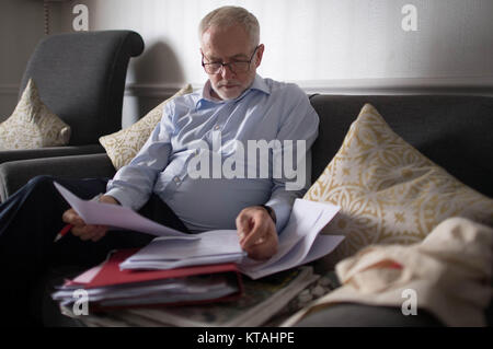 Rückblick auf das Jahr 2017: September: Labour Party leader Jeremy Corbyn bereitet seine Rede, dass er der Labour Party jährliche Konferenz, an der Brighton Centre, Brighton. Stockfoto