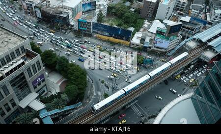 Blick vom 35. Stock von Sukhumvit und Asoke Kreuzung aus der Kontinent Hotel Medinii italienisches Restaurant Bangkok Thailand Stockfoto