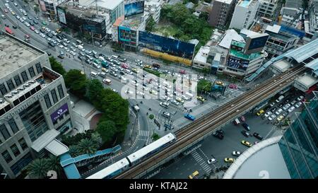 Blick vom 35. Stock von Sukhumvit und Asoke Kreuzung aus der Kontinent Hotel Medinii italienisches Restaurant Bangkok Thailand Stockfoto