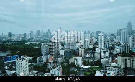 Blick vom 35. Stock von Sukhumvit und Asoke Kreuzung aus der Kontinent Hotel Medinii italienisches Restaurant Bangkok Thailand Stockfoto