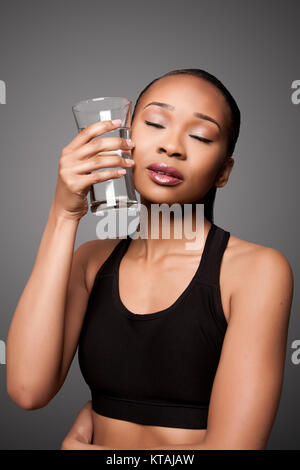 Glücklich gesund Schwarz asiatische Frau mit Wasser Stockfoto