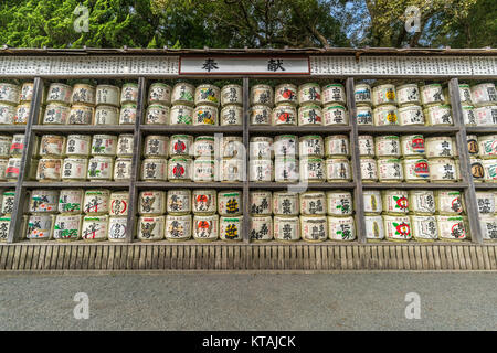 Kamakura, Japan - 22 November 2017: Sake Fässer (Sadaraku) an Tsurugaoka Hachimangu Shinto Schrein. Fässer willen als Angebot zum Heiligtum gegeben und Stockfoto