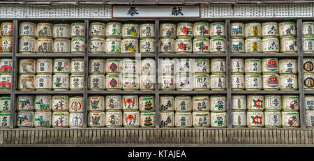 Kamakura, Japan - 22 November 2017: Sake Fässer (Sadaraku) an Tsurugaoka Hachimangu Shinto Schrein. Fässer willen als Angebot zum Heiligtum gegeben und Stockfoto