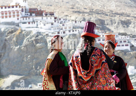 Drei Damen in traditioneller Tracht und Kopfbedeckungen sprechen am jährlichen Festival in diskit Kloster, Nubra Valley, Ladakh, Jammu und Kaschmir, Indien. Stockfoto