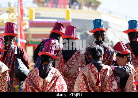 Ansicht der Rückseite des Damen aus Nubra Tal tragen traditionelle Kostüme und Kopfbedeckungen auf Festival Tag an diskit Kloster, Ladakh, Jammu und Kaschmir, Indien. Stockfoto