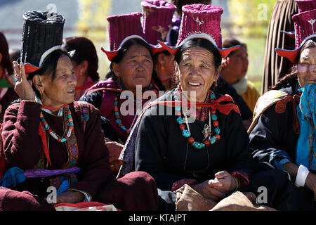 Frauen in traditioneller Tracht und Kopfbedeckungen Teilnahme an jährlichen Festival in diskit Kloster, Nubra Valley, Ladakh, Jammu und Kaschmir, Indien. Stockfoto