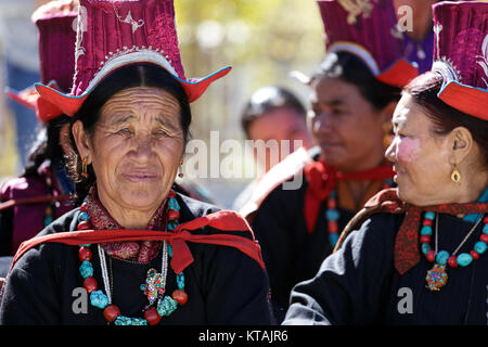 Frauen in traditioneller Tracht und Kopfbedeckungen Teilnahme an jährlichen Festival in diskit Kloster, Nubra Valley, Ladakh, Jammu und Kaschmir, Indien. Stockfoto