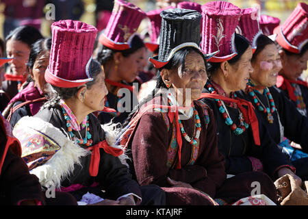 Frauen in traditioneller Tracht und Kopfbedeckungen Teilnahme an jährlichen Festival in diskit Kloster, Nubra Valley, Ladakh, Jammu und Kaschmir, Indien. Stockfoto