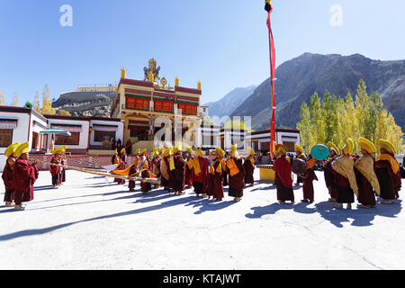 Buddhistische Mönche führt Tanz und Spiel auf Rohre an religiöse Zeremonie vor diskit Kloster, Nubra Valley, Ladakh, Jammu und Kaschmir, Indien. Stockfoto