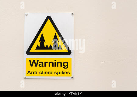 Anti-Klettern spikes Warnschild - mit kopieren. Stockfoto