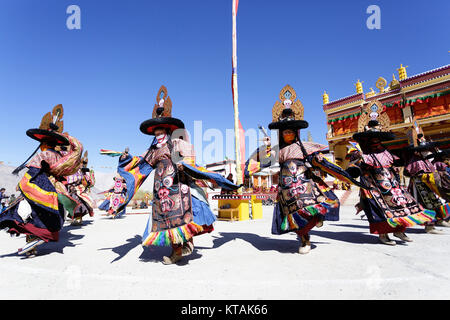 Buddhistische Mönche führt maskierter Tanz an der religiösen Zeremonie, Diskit Kloster, Nubra Valley, Ladakh, Jammu und Kaschmir, Indien. Stockfoto