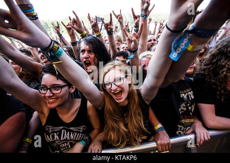 Enthusiastisch heavy metal fans verrückt an den skandinavischen Heavy Metal Festival Copenhell 2016 in Kopenhagen. Dänemark, 24/06 2016. Stockfoto