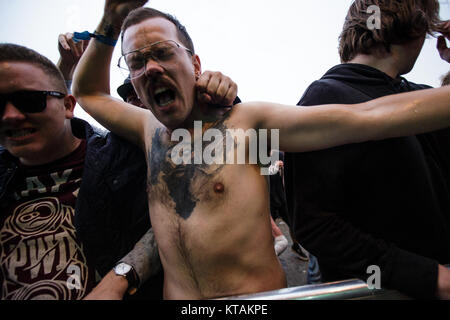 Enthusiastisch heavy metal fans verrückt an den skandinavischen Heavy Metal Festival Copenhell 2016 in Kopenhagen. Dänemark, 23/06 2016. Stockfoto