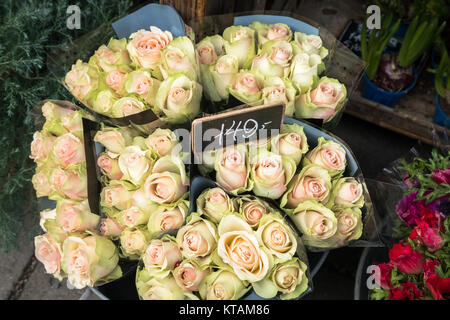 Vase mit rosa Rose Blumensträuße mit Preisschild auf der Straße Stockfoto