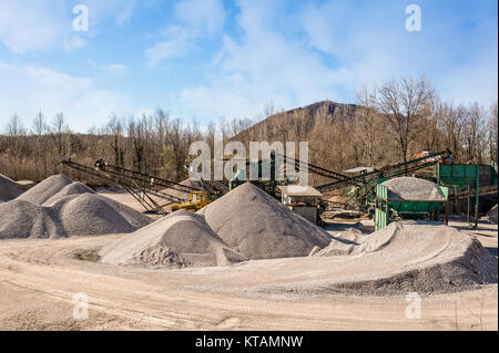 Kies Aggregat Extraktion. Maschinen vertrieb und Klassifikation nach Größe Kies. Stockfoto