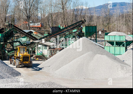 Kies Aggregat Extraktion. Maschinen vertrieb und Klassifikation nach Größe Kies. Stockfoto