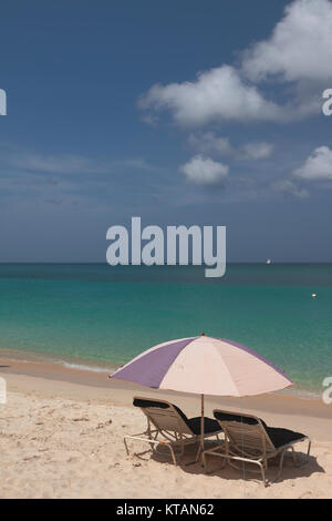 Sonnenschirm und Liegestühle am Meer. St. George's, Grenada Stockfoto