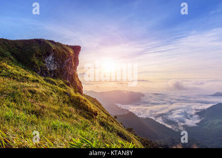 Sonnenaufgang auf Phu Chi Fa Forest Park, Thailand Stockfoto