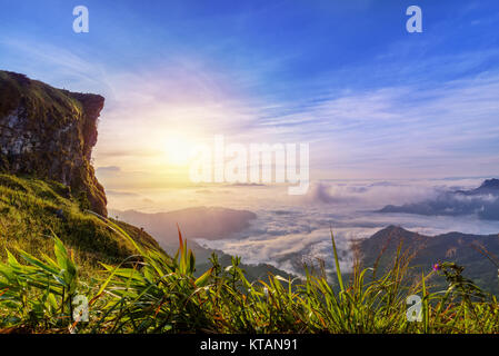 Sonnenaufgang auf Phu Chi Fa Forest Park, Thailand Stockfoto