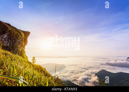 Sonnenaufgang auf Phu Chi Fa Forest Park, Thailand Stockfoto