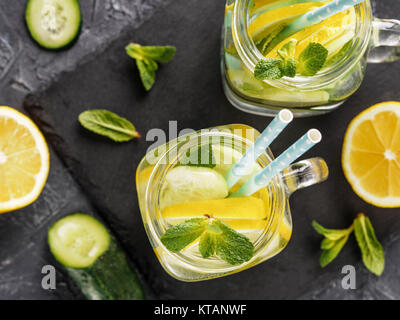 Detox Wasser mit Gurke, Zitrone und Minze Stockfoto