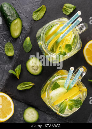 Detox Wasser mit Gurke, Zitrone und Minze Stockfoto