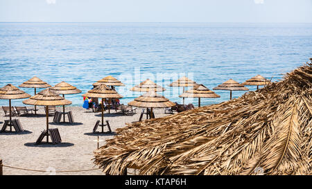 Stroh Sonnenschirme am Strand San Marco in Sizilien Stockfoto