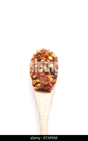 Red Hot Chili Flocken in hölzernen Löffel auf weißem Hintergrund Stockfoto