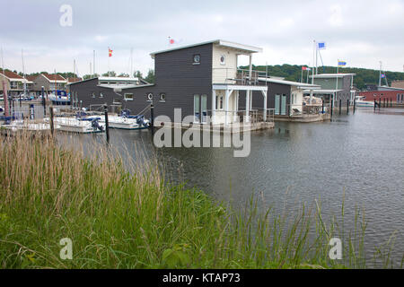 Schwimmen Ferienwohnungen im Marina Lauterbach, Greifswalder Bodden, Insel Rügen, Mecklenburg-Vorpommern, Ostsee, Deutschland, Europa Stockfoto