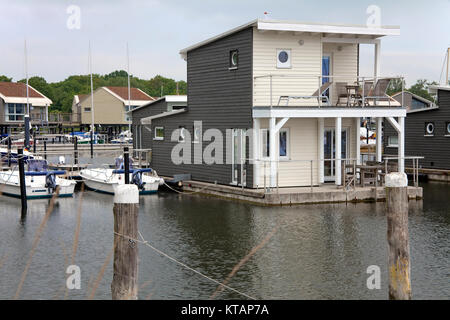 Schwimmen Ferienwohnungen im Marina Lauterbach, Greifswalder Bodden, Insel Rügen, Mecklenburg-Vorpommern, Ostsee, Deutschland, Europa Stockfoto