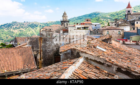 Dächer und Kirchen in Castiglione di Sicilia Stadt Stockfoto