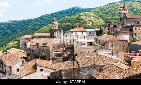 Häuser und Kirchen in Castiglione di Sicilia Stockfoto