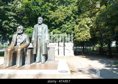 BERLIN, DEUTSCHLAND - 28. AUGUST 2017; Statue von zwei Männern, die als Väter des Sozialismus, Karl Marx und Friedrich Engels im Park in Berlin. Stockfoto