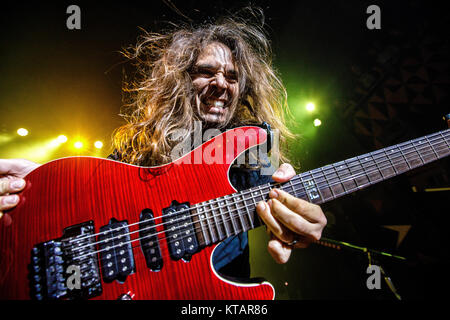 Dänemark, Kopenhagen - August 2, 2017. Die amerikanische Thrash Metal Band Megadeth führt ein Live Konzert bei VEGA in Kopenhagen. Hier Gitarristen Kiko Loureiro wird gesehen, live auf der Bühne. Stockfoto