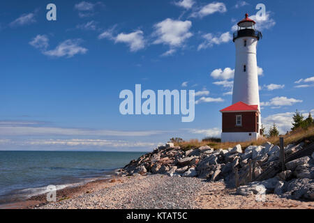 Remote scharfe Point Lighthouse (1904) thront über dem Schiffbruch Küste des Lake Superior in Michigan's Upper Peninsula und Luce County. Stockfoto