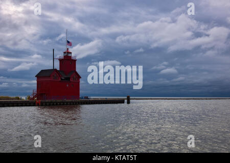 Herbst am Abend Sturm baut über die Holland Hafen Leuchtturm wissen so groß Rot am Eingang Kanal anschließen Lake Michigan mit See Macatawa in Stockfoto