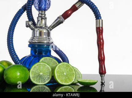 Shisha auf eine reflektierende Fläche, mit Zitronen und Limetten, weißer Hintergrund Stockfoto