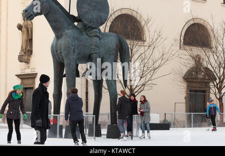 Brünn, Tschechische Republic-December 18,2017: Junge Leute sind Skaten in Kunsteisbahn auf mährischen Square am 18. Dezember 2017, Brünn, Tschechische Republik Stockfoto