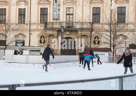 Brünn, Tschechische Republic-December 18,2017: Junge Leute sind Skaten in Kunsteisbahn auf mährischen Square am 18. Dezember 2017, Brünn, Tschechische Republik Stockfoto