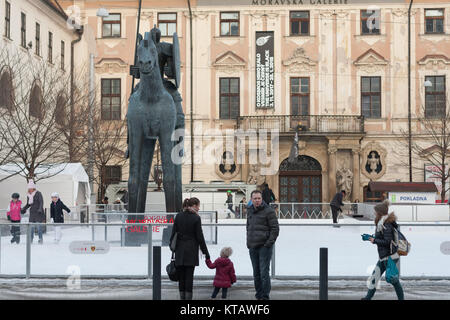 Brünn, Tschechische Republic-December 18,2017: Menschen sind Skaten in Kunsteisbahn auf mährischen Square am 18. Dezember 2017, Brünn, Tschechische Republik Stockfoto